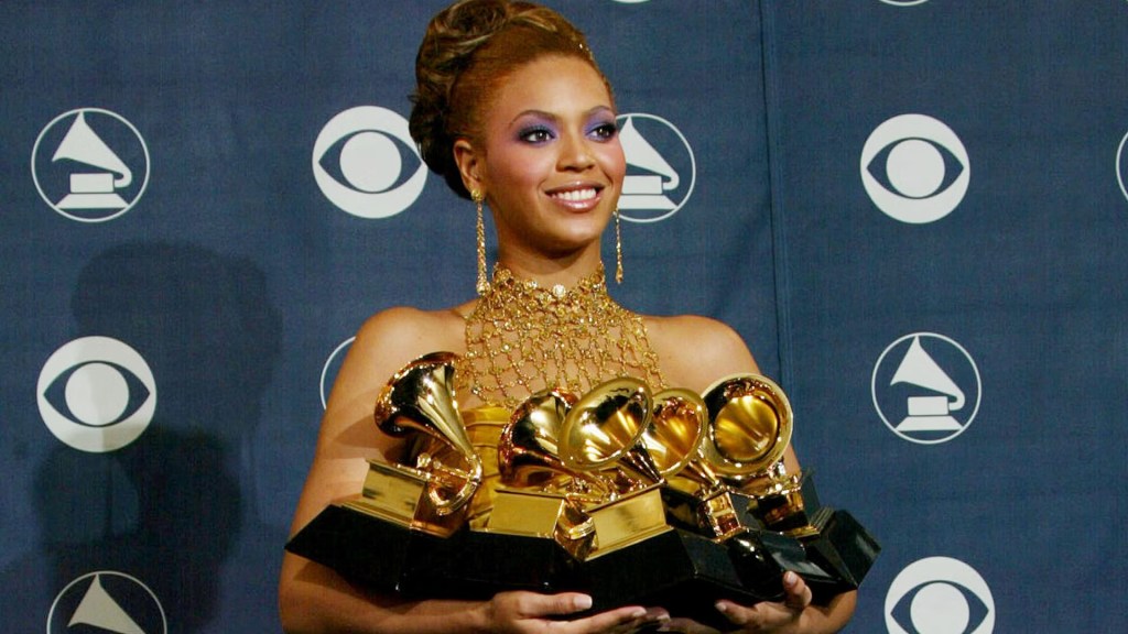 LOS LOOKS MÁS ICÓNICOS DE LOS PREMIOS&nbsp;GRAMMY