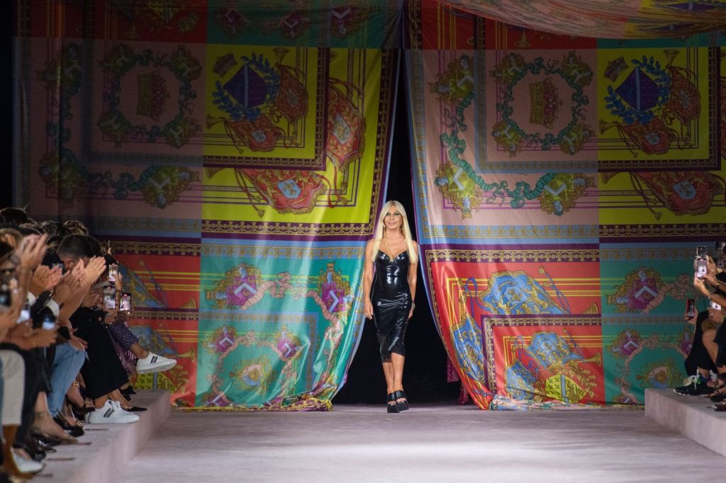 DONATELLA VERSACE: EL FIN DE UNA ERA&nbsp;DORADA