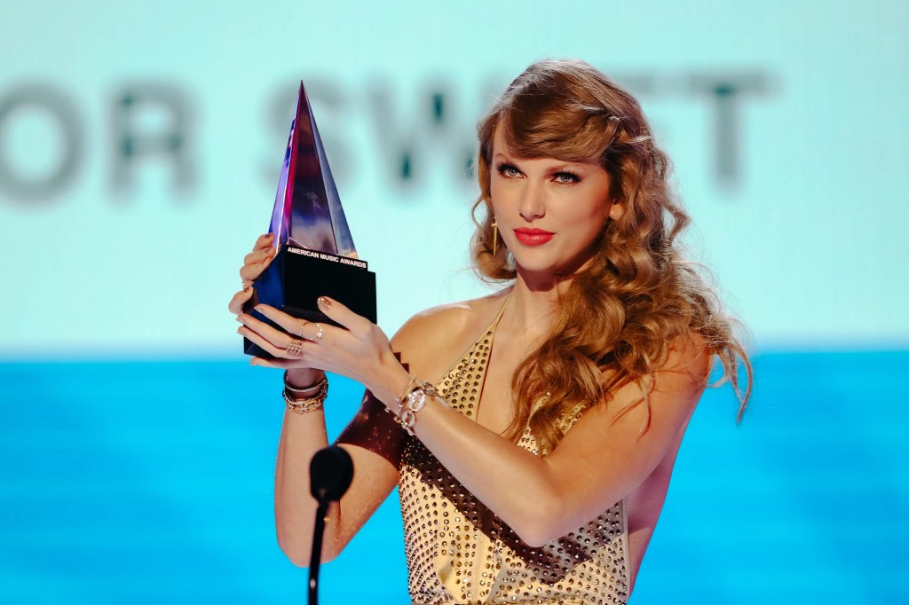 LOS 7 MEJORES LOOKS EN LA HISTORIA DE LOS&nbsp;AMA’s