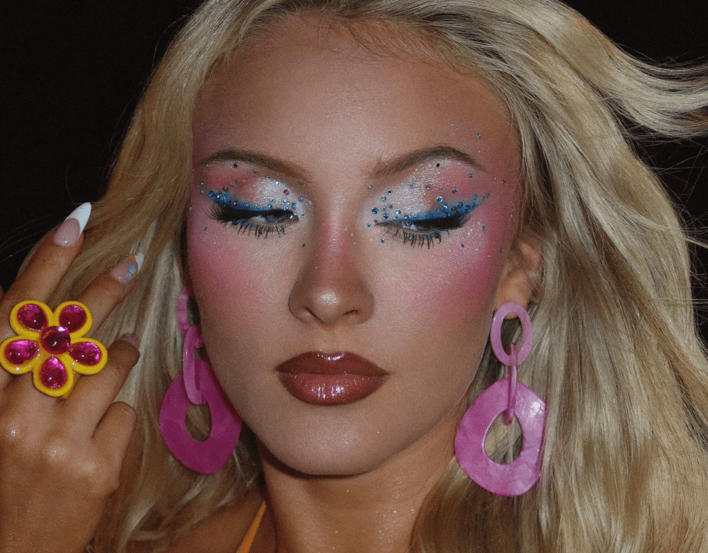 ZARA LARSSON Y LA ERA DEL MAKEUP&nbsp;MAXIMALISTA